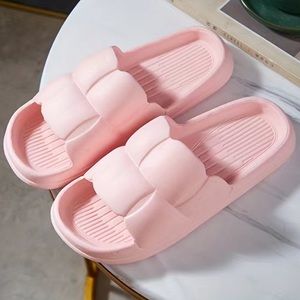 NEW Women’s 7.5-8 Slides